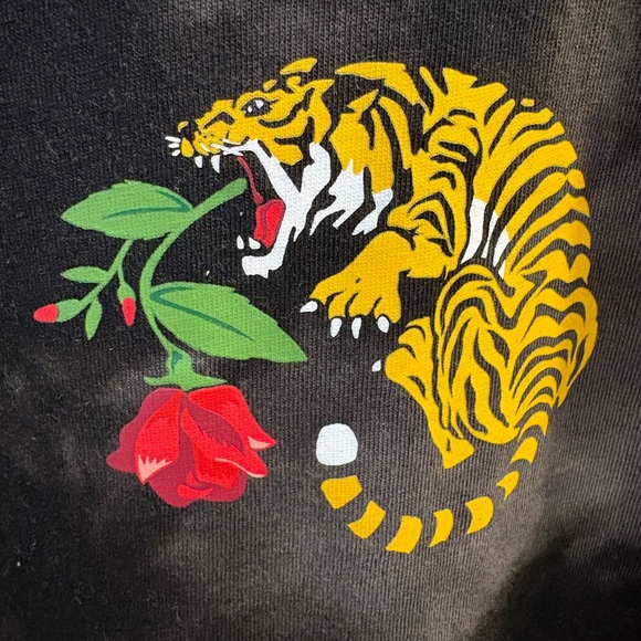 Hollister Black and Gray Curved Hem Tee - Picture 4 of 10